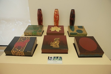 Nghệ sĩ Đinh Đức
Hải với sơn mài của làng nghề Chuyên Mỹ