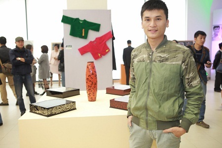 Nghệ sĩ Đinh Đức
Hải với sơn mài của làng nghề Chuyên Mỹ