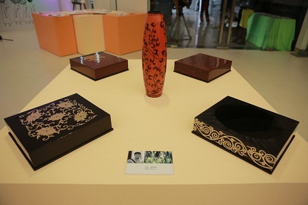 Nghệ sĩ Đinh Đức
Hải với sơn mài của làng nghề Chuyên Mỹ