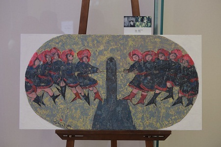 Nghệ sĩ Đoàn
Xuân Tặng với tranh Đông Hồ