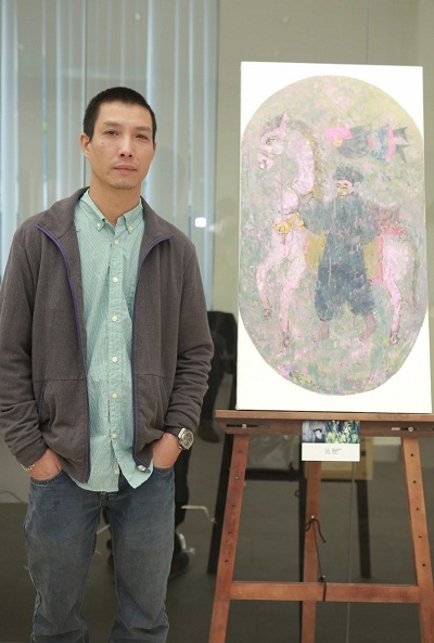 Nghệ sĩ Đoàn
Xuân Tặng với tranh Đông Hồ