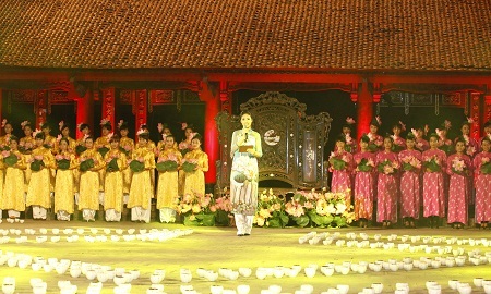 Màn chào đón ấn tượng với những cô gái mặc áo dài, tay cầm hoa sen tinh khiết.