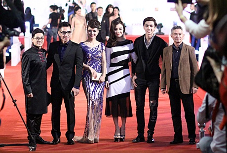 Đoàn làm phim “Lạc
giới”