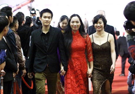 Đoàn làm
phim “Đập cánh giữa không trung”