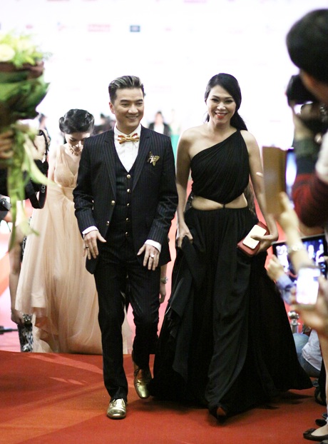 Nam ca sĩ Đàm
Vĩnh Hưng và đoàn làm phim “Hiệp sĩ mù”