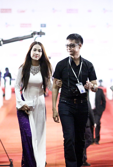 Đạo diễn Lê
Hoàng với chiếc kính đen “trứ danh” trên thảm đỏ