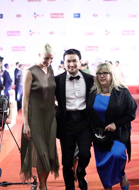 Đạo diễn Lê
Hoàng với chiếc kính đen “trứ danh” trên thảm đỏ