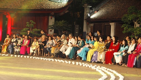 Màn chào đón ấn tượng với những cô gái mặc áo dài, tay cầm hoa sen tinh khiết.