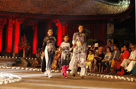 Màn chào đón ấn tượng với những cô gái mặc áo dài, tay cầm hoa sen tinh khiết.