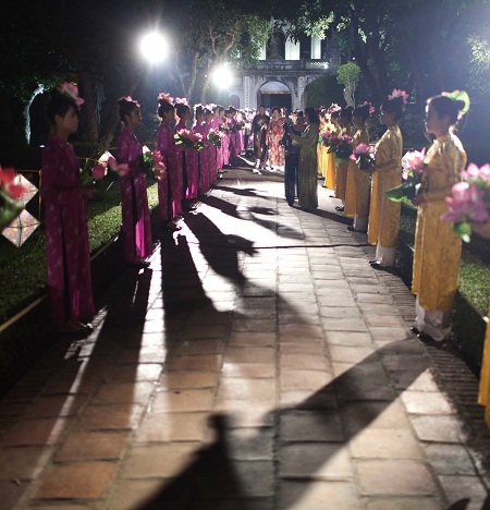 Màn chào đón ấn tượng với những cô gái mặc áo dài, tay cầm hoa sen tinh khiết.