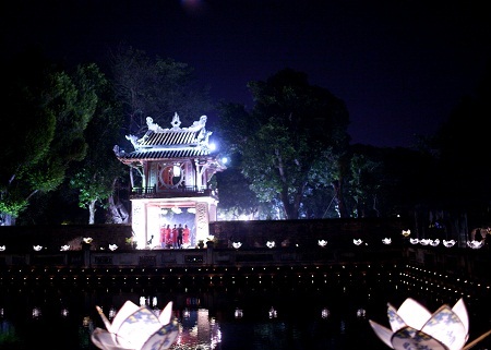 Màn chào đón ấn tượng với những cô gái mặc áo dài, tay cầm hoa sen tinh khiết.