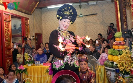 Thờ Mẫu - Tín ngưỡng độc đáo của người Việt - 1 Nghệ thuật diễn xướng và hát văn luôn gắn liền với tín ngưỡng thờ Mẫu