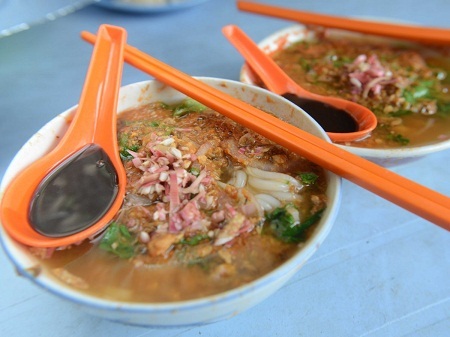 Phở là một trong 43 món phải ăn trong đời - 10 Bún cá asam laksa có vị
chua cay của nước dùng nấu từ cá ở Penang, Malaysia.