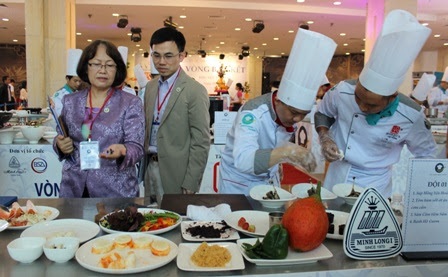 Hilton Hotel chiến thắng tại bán kết 1 “Chiếc thìa vàng” khu vực phía Bắc - 12 Ông Lý Huy Sáng và
chuyên gia Bùi Thị Sương kiểm tra kỹ từng khâu của cuộc thi