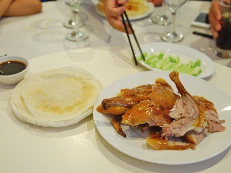 Phở là một trong 43 món phải ăn trong đời - 13 Thịt vịt quay ăn kèm bánh
kẹp, hành tăm và nước tương ở Bắc Kinh, Trung Quốc.