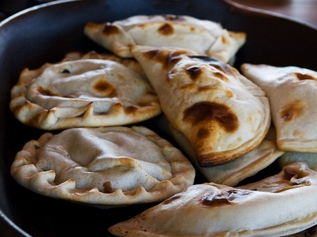 Phở là một trong 43 món phải ăn trong đời - 15 Bánh giòn empanada nhân
thịt, pho mát, rau ở Santiago, Chile.