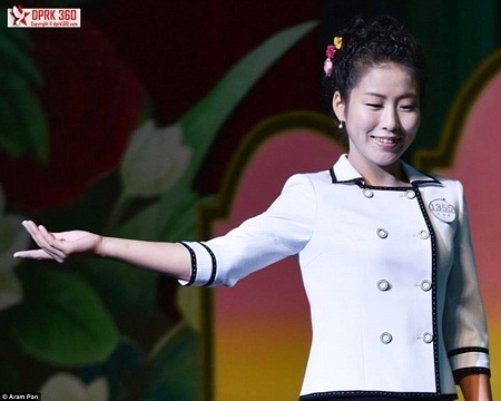 Phần
lớn các người mẫu đều trang điểm nhẹ nhàng và để tóc ngắn hoặc vấn cao gọn
gàng.