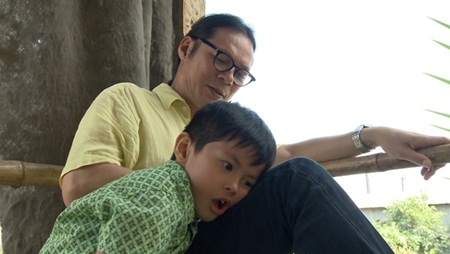 Bố con nhạc sĩ Minh Khang rơi nước mắt vì nhà ở - 19 Sau khi được bố động viên, bé Suti nhanh chóng vui đùa, trò chuyện cùng các bạn trở lại