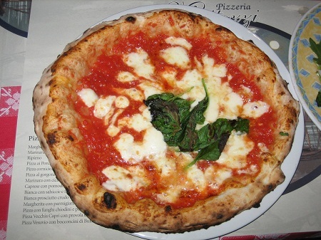 Phở là một trong 43 món phải ăn trong đời - 2 Pizza ở Naples, Ý.