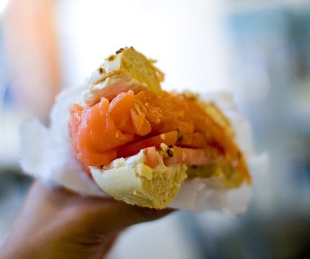 Phở là một trong 43 món phải ăn trong đời - 25 Bánh kẹp bagel với nhân
pho mát, cá hồi ở New York, Mỹ.