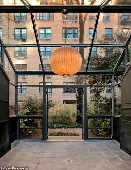 Ngôi
nhà có một gian nhà kính ở phía sau.