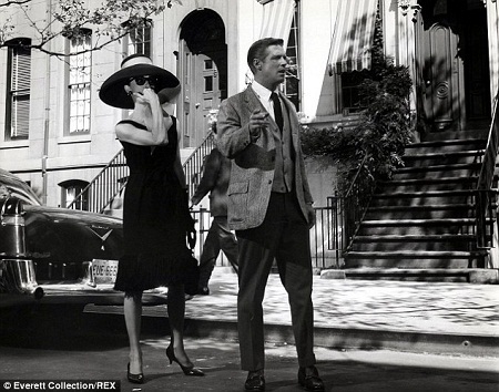 Đeo
một dải băng bịt mắt trong khi ngủ và bạn sẽ tưởng như mình chính là nhân vật
Holly.