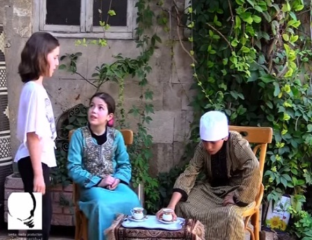 Chuyện về bé gái 9 tuổi người Syria bất ngờ nổi tiếng - 2 Rasha (áo xanh)