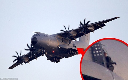 Đạo
cụ quan trọng trong cảnh quay này là chiếc máy bay quân sự.