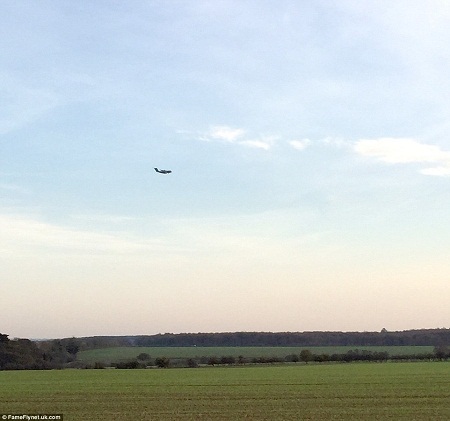 Đạo
cụ quan trọng trong cảnh quay này là chiếc máy bay quân sự.