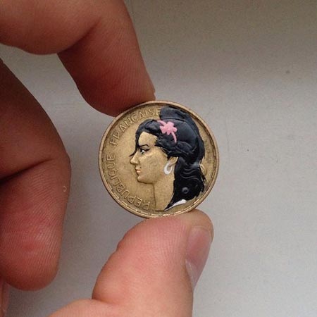 Kinh ngạc với những chân dung sinh động được vẽ trên đồng xu - 5 Chân dung nữ ca sĩ Amy Winehouse