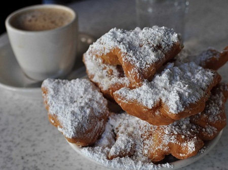 Phở là một trong 43 món phải ăn trong đời - 5 Bánh rán nóng rắc đường
ở New Orleans, Mỹ.