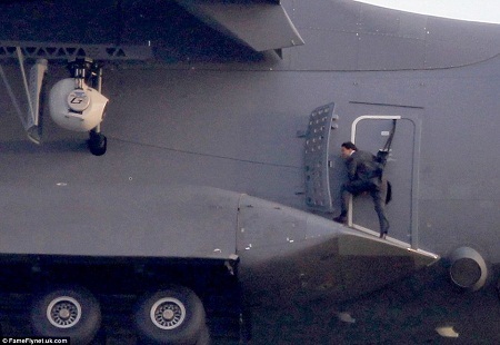 Bộ
vest và đôi giày da thực sự khiến Tom Cruise bị hạn chế trong cảnh quay khó
khăn này.