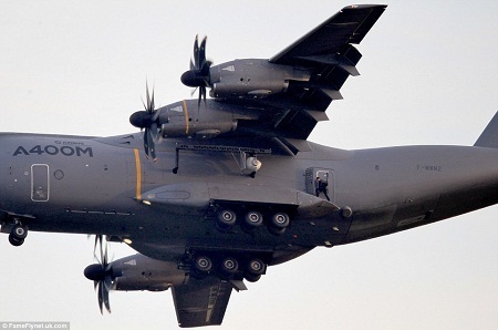 Bộ
vest và đôi giày da thực sự khiến Tom Cruise bị hạn chế trong cảnh quay khó
khăn này.