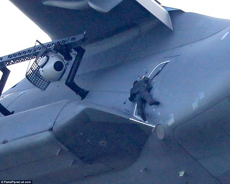 Tom
Cruise phải bám thật chắc vào cánh cửa máy bay.