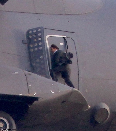 Tom
phải vật lộn với những cơn gió lớn ở độ cao hơn 1.500m. 