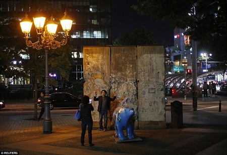 Những mảng tường Berlin lưu lạc về đâu? - 8 Những
phiến tường Berlin nằm tại Quảng trường Berlin, thủ đô Seoul, Hàn Quốc.
