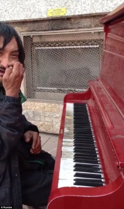 Người
đàn ông vô gia cư trên đường phố Edmonton.