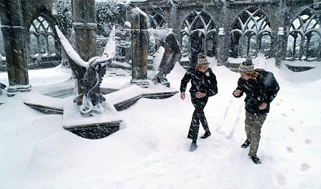 Học viện phù thủy Hogwarts trong mùa Giáng sinh - 3 Một
cảnh phim trong đó trường Hogwarts đang trải qua mùa đông với tuyết rơi dày.