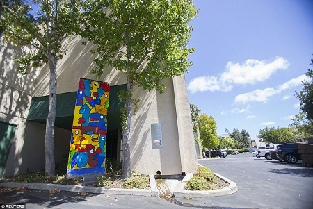 Một
phiến tường được đặt ngoài Viện bảo tàng Wende, nằm ở thành phố Culver, bang California,
Mỹ.