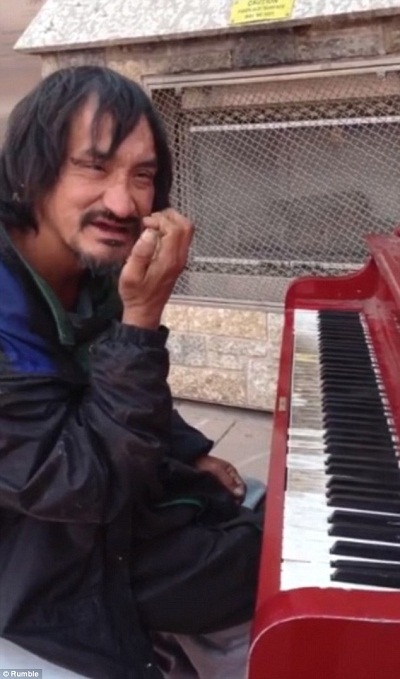 Cô
Roslyn đã tình cờ đi ngang qua và chú ý tới màn trình diễn ngẫu hứng của người
đàn ông.