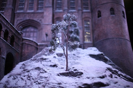 Học viện phù thủy Hogwarts trong mùa Giáng sinh - 4 Một
cảnh phim trong đó trường Hogwarts đang trải qua mùa đông với tuyết rơi dày.