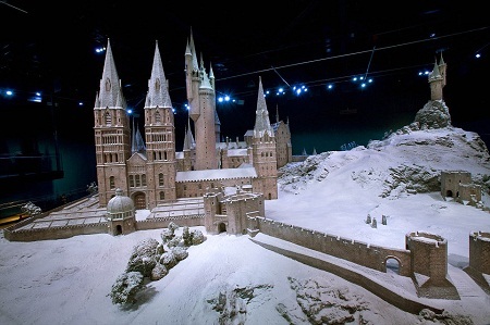 Học viện phù thủy Hogwarts trong mùa Giáng sinh - 5 Một
cảnh phim trong đó trường Hogwarts đang trải qua mùa đông với tuyết rơi dày.