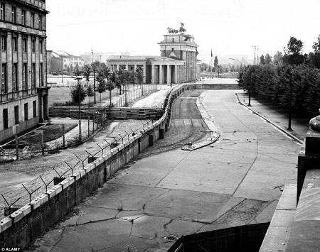 Những mảng tường Berlin lưu lạc về đâu? - 11 Một
phiến tường được đặt ngoài Viện bảo tàng Wende, nằm ở thành phố Culver, bang California,
Mỹ.