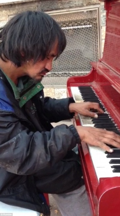 Ray
thể hiện khả năng chơi đàn piano rất nghệ sĩ, gây bất ngờ cho người xem.