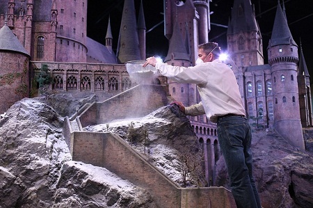 Học viện phù thủy Hogwarts trong mùa Giáng sinh - 6 Một
cảnh phim trong đó trường Hogwarts đang trải qua mùa đông với tuyết rơi dày.