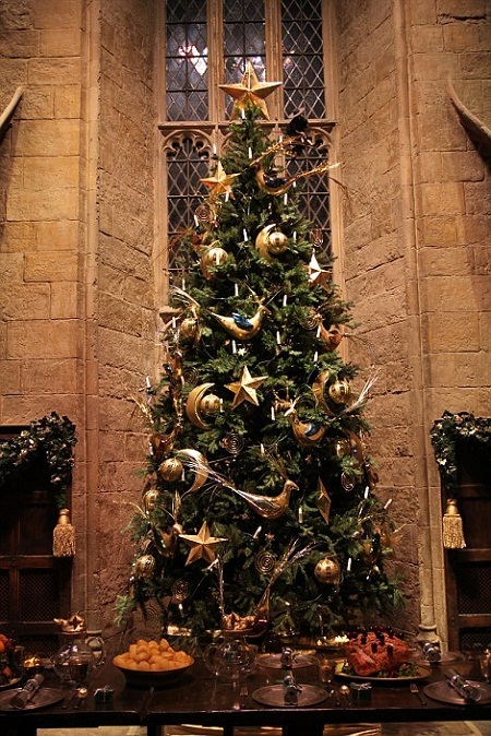 Học viện phù thủy Hogwarts trong mùa Giáng sinh - 9 Những
cây thông Giáng sinh, những bàn ăn hấp dẫn trong gian sảnh lớn.