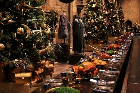 Học viện phù thủy Hogwarts trong mùa Giáng sinh - 10 Tất
cả những món ăn bày trên bàn đều là các mô hình được làm y như thật.