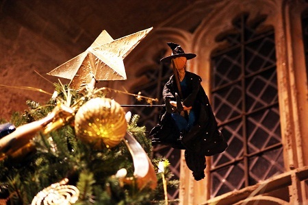 Học viện phù thủy Hogwarts trong mùa Giáng sinh - 13 Những
cây thông Giáng sinh đặt trong sảnh lớn của trường Hogwarts.