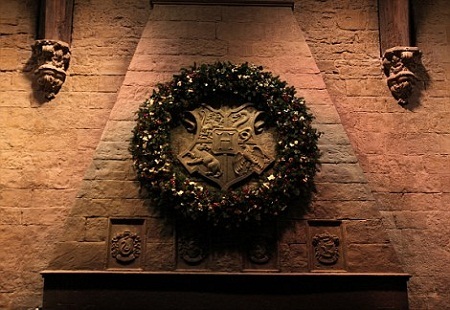 Học viện phù thủy Hogwarts trong mùa Giáng sinh - 14 Những
món đồ Giáng sinh gắn huy hiệu riêng của từng nhà.