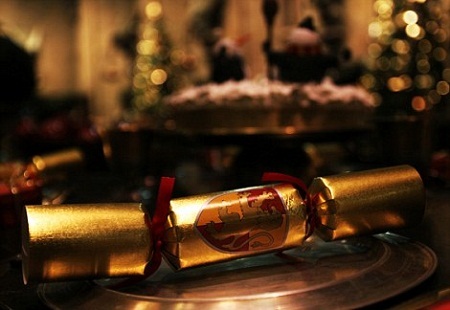 Những
món đồ Giáng sinh gắn huy hiệu riêng của từng nhà.